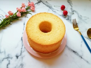 19、6寸中空戚风蛋糕,完整脱模的中空戚风蛋糕。