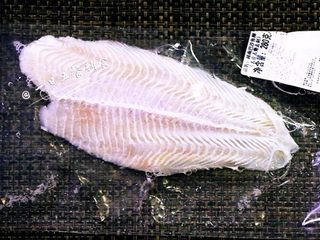 1、番茄龙利鱼,龙利鱼解冻后用厨房纸擦干水分。