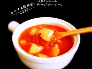 8、番茄龙利鱼,小半碗水和玉米淀粉混合成水淀粉，然后倒入锅中大火煮开，收汁浓稠，然后加一小勺盐调味出锅就好啦！喜欢甜的也可加点糖。出锅前可加点葱花。