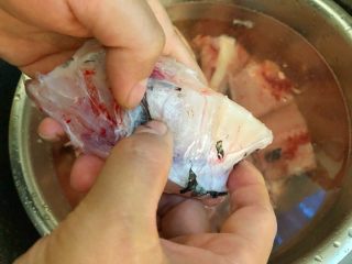 4、鱼头豆腐汤,鱼头清洗干净沥水待用（清洗鱼头的时候一定要注意，鱼头里面那层黑色的膜一定要刮干净，不刮干净鱼头汤炖出来腥味很重不好喝）