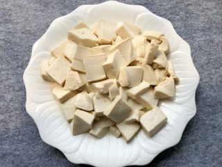 7、鱼头豆腐汤,豆腐焯好沥水，装盘待用