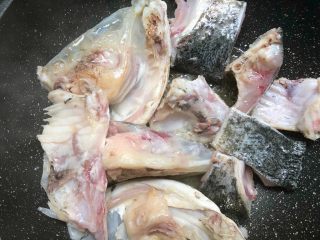 9、鱼头豆腐汤,热锅热油，放入鱼头，一面煎黄以后翻另一面继续煎