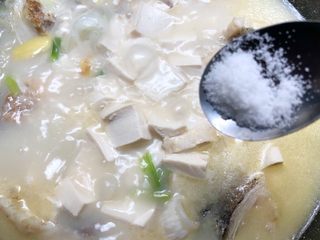 15、鱼头豆腐汤,放入5g盐巴，大火炖8分钟
