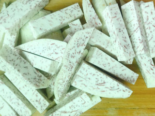 5、芋头酥,再切成食指粗细的条