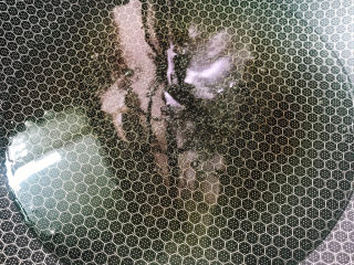 6、芋头酥,油锅中放油烧热