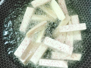 11、芋头酥,放入另外一半继续炸