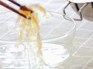 3、牛奶布丁,泡软后，将吉利丁片捞出来放碗里。