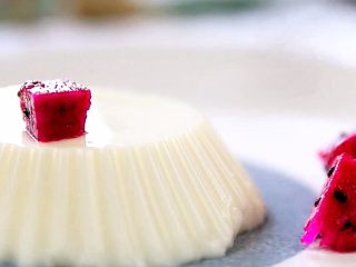 7、牛奶布丁,外面卖的果冻都有一长串的添加剂，自己做的健康吧，还可以做各种水果味的。水果打成汁替换水或者果粒放中间都可以哦。