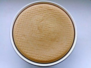 1、平安夜淋面蛋糕,烤一个八寸木糖醇戚风蛋糕，完全冷却后脱模。