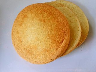 2、平安夜淋面蛋糕,将蛋糕平均分成三片。