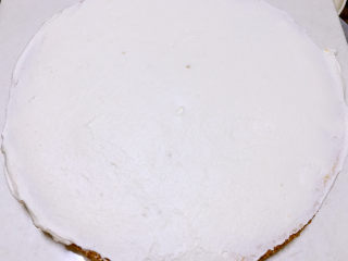 5、平安夜淋面蛋糕,将一片蛋糕放在底托上，抹上一层奶油。