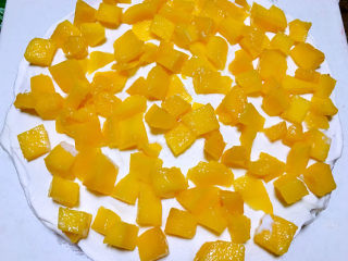 6、平安夜淋面蛋糕,放上芒果丁。