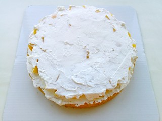 7、平安夜淋面蛋糕,再抹一层奶油。