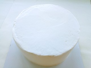 9、平安夜淋面蛋糕,将蛋糕周围全部抹上淡奶油。