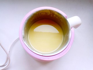 10、平安夜淋面蛋糕,将淋面的白巧克力和淡奶油放入巧克力熔炉，加热至巧克力融化。