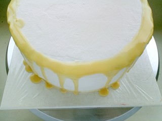 11、平安夜淋面蛋糕,40度的时候，淋在蛋糕的周围。