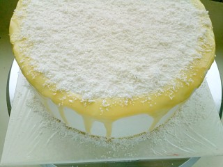 12、平安夜淋面蛋糕,在表面撒上椰蓉，营造下雪的氛围。