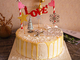 13、平安夜淋面蛋糕,插上适当的插牌和摆件即可。