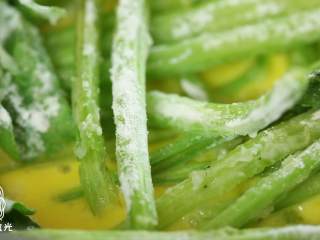 5、锅塌菠菜18m+,开火，中小火烘烤~