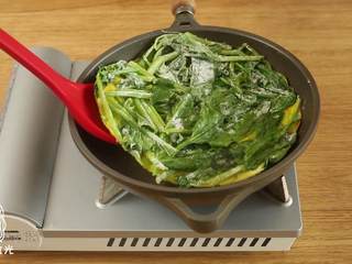 6、锅塌菠菜18m+,蛋液成型之后，盛出蛋饼~