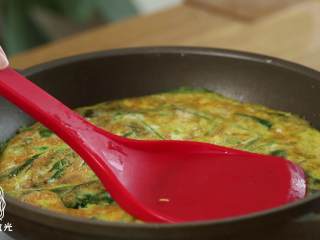 7、锅塌菠菜18m+,将之前的蛋饼翻个面，放入锅中，压平~