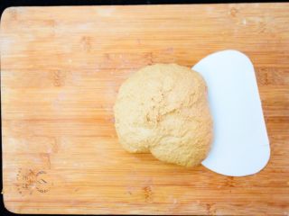 1、全麦咖啡杏仁软欧（无糖无油）,面团材料中所有食材和烫种混合，揉成有点粘手的状态。