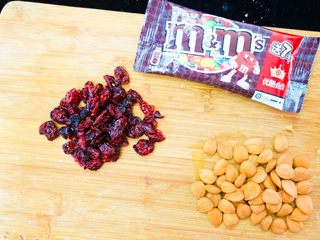 2、全麦咖啡杏仁软欧（无糖无油）,我准备了蔓越莓  生杏仁 MM巧克力豆  根据自己喜欢换~