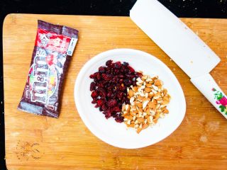 3、全麦咖啡杏仁软欧（无糖无油）,蔓越莓和杏仁我都切碎了，这样口感好~