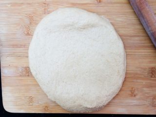 5、全麦咖啡杏仁软欧（无糖无油）,纯全麦面粉揉不出手套，薄膜状态即可。