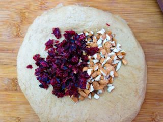 6、全麦咖啡杏仁软欧（无糖无油）,纯全麦面粉很难揉出手套膜，对于新手来说我觉得差不多软软的手感到位就可以了。这时候加入蔓越莓和杏仁碎