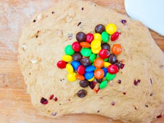 8、全麦咖啡杏仁软欧（无糖无油）,再加入MM巧克力豆