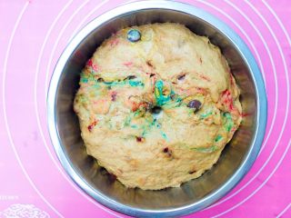 10、全麦咖啡杏仁软欧（无糖无油）,将面团滚圆，裹上保鲜膜一发。还挺好看感觉。发酵至两倍大。手指蘸粉戳孔不回弹不塌陷