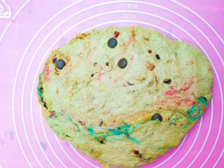 11、全麦咖啡杏仁软欧（无糖无油）,将发酵好的面团取出，轻拍排气。