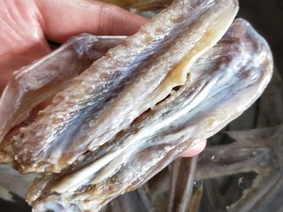 2、吮指回味的腊鸭翅,温水洗净一下表面。