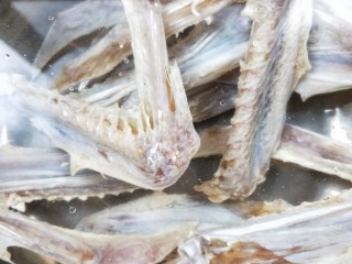 3、吮指回味的腊鸭翅,提前浸泡1.5小时。