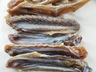 4、吮指回味的腊鸭翅,有小朋友吃的话也可以鸭翅再斩开一下，方便拿着。