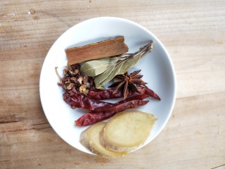 5、吮指回味的腊鸭翅,准备好花椒，八角，桂皮，香叶，干辣椒，姜片。