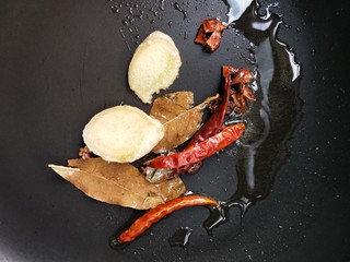 6、吮指回味的腊鸭翅,起油锅，把步骤5的全部作料一起放入锅中，小火煸出香味。