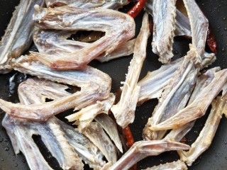 7、吮指回味的腊鸭翅,放入腊鸭翅翻炒。我这锅有斩开的腊鸭翅，有整个的。