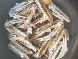 8、吮指回味的腊鸭翅,放料酒，生抽。