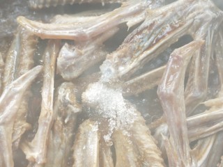 9、吮指回味的腊鸭翅,放白糖或冰糖。