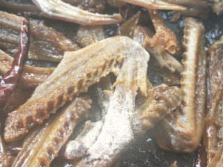 11、吮指回味的腊鸭翅,加适量白胡椒。