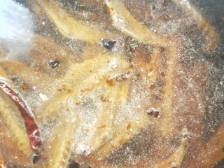 12、吮指回味的腊鸭翅,翻炒均匀后加没过腊鸭翅的开水。