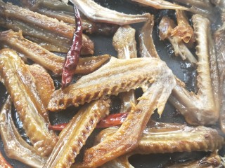 10、吮指回味的腊鸭翅,翻炒均匀。