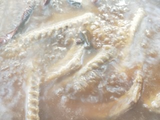 13、吮指回味的腊鸭翅,小火????炖煮。