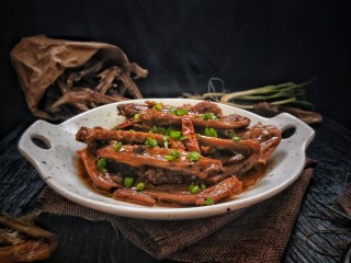 15、吮指回味的腊鸭翅,加适量鸡精，撒葱花，出锅。