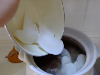 12、薏米萝卜大骨汤,入汤锅煮20分钟