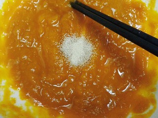 3、南瓜甜包,凉到不烫手,倒入酵母