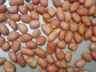 6、南瓜甜包,发酵期间,咱们来弄馅,花生烤熟或者炒熟