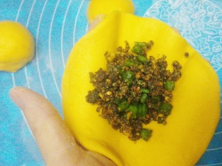 19、南瓜甜包,擀皮,像包子皮一样中间厚点,周边薄点的,放上馅